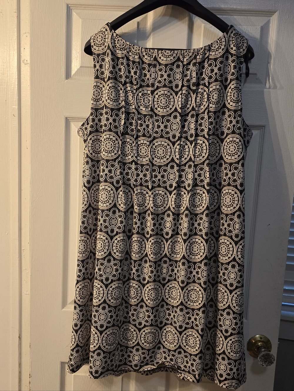 Perceptions Black and White Medallion Print Sleeveless Shift Dress With Belt
